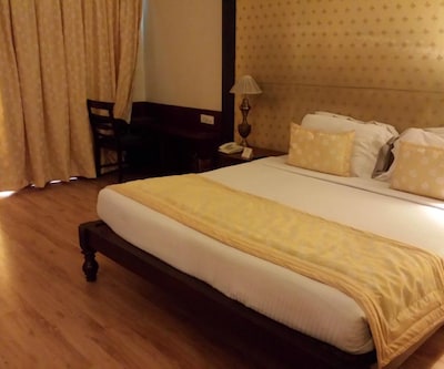 Super Saver 4 Star Tajganj
